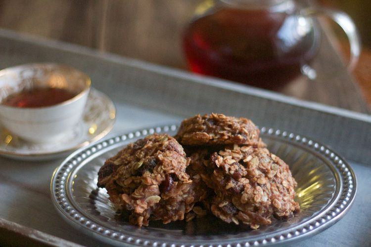 Easy Vegan Oatmeal Cookie Recipe | www.LiveSimplyNatural.com