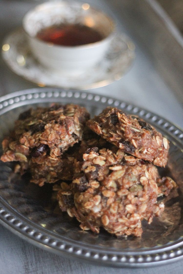 Easy Vegan Oatmeal Cookie Recipe | www.LiveSimplyNatural.com