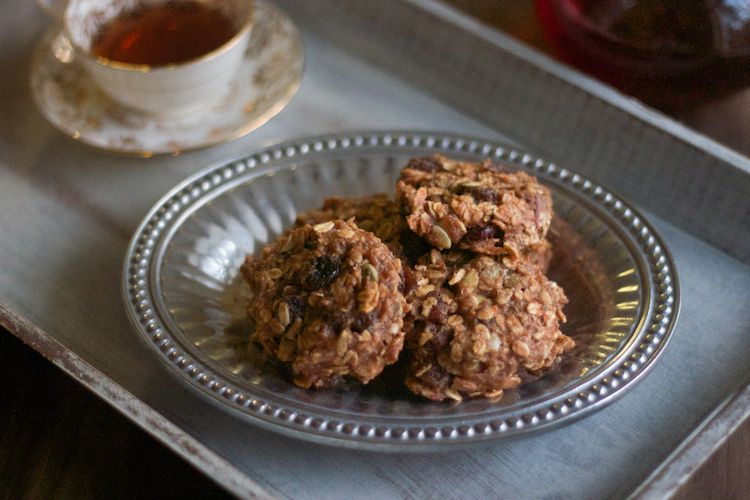 Easy Vegan Oatmeal Cookie Recipe | www.LiveSimplyNatural.com