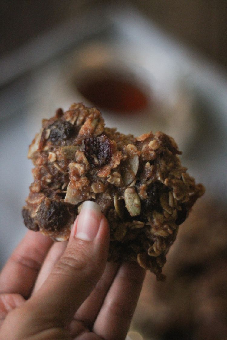 Easy Vegan Oatmeal Cookie Recipe | www.LiveSimplyNatural.com