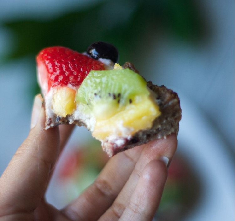 Raw Vegan Fruit Tarts | www.LiveSimplyNatural.com