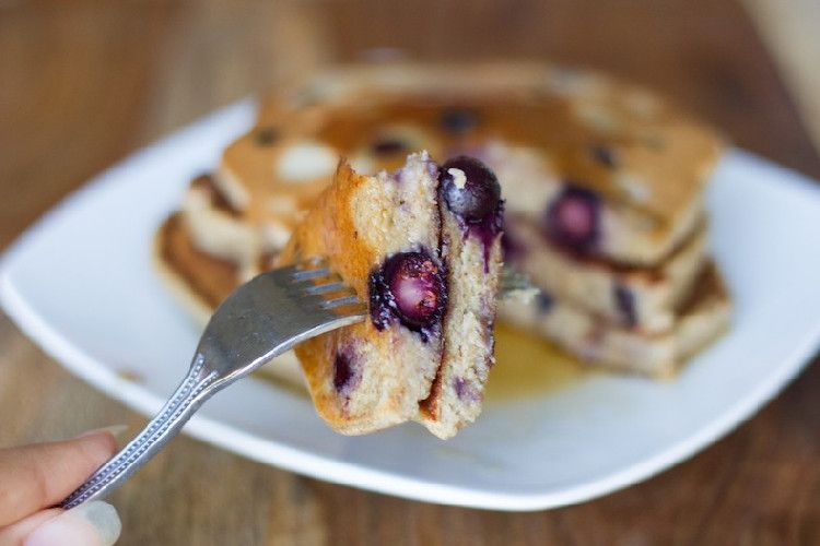 Vegan Gluten- Free Blueberry Oatmeal Pancake | www.LiveSimplyNatural.com