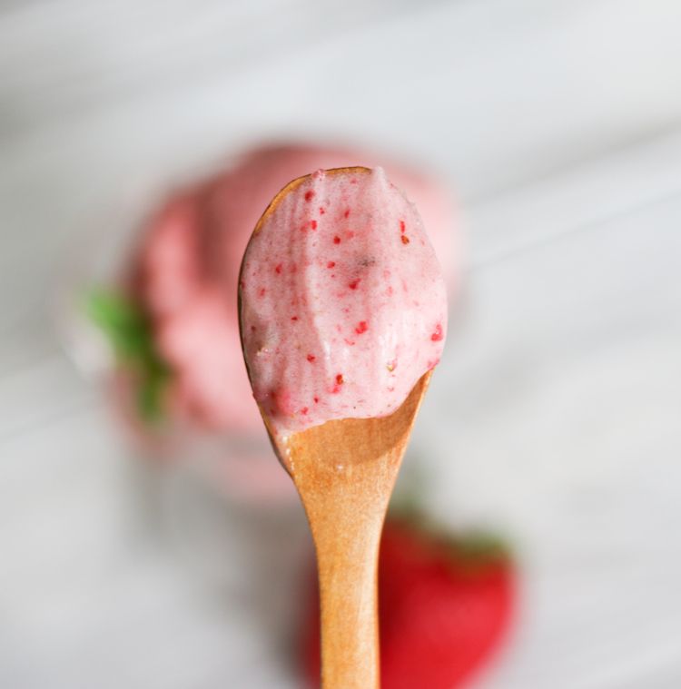 3 Ingredient Strawberry Banana Ice Cream | www.LiveSimplyNatural.com