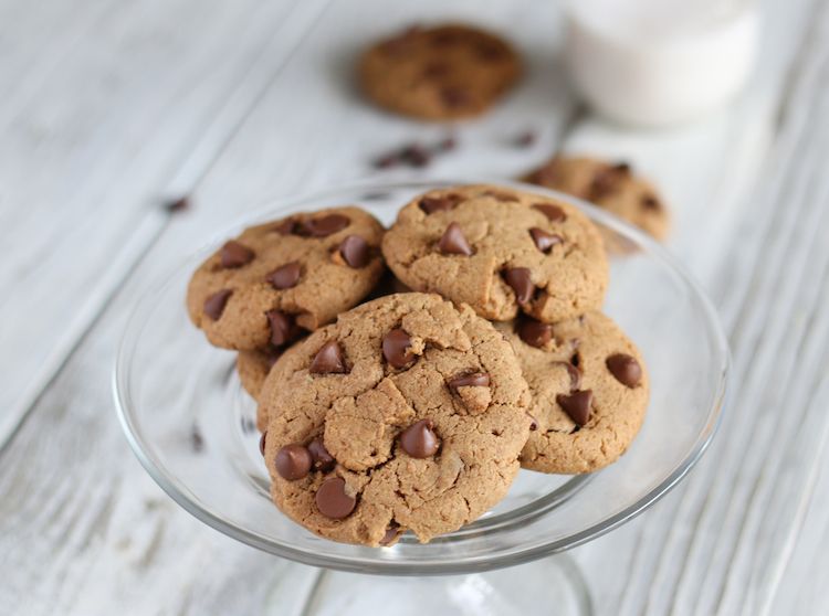 Healthy Vegan Chocolate Chip Cookies | www.LiveSimplyNatural.com