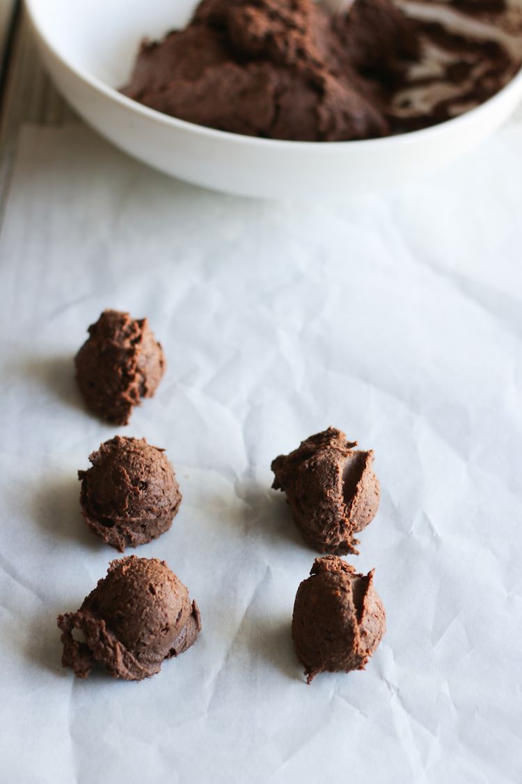 5 Ingredient No Bake Vegan Brownie Bites | www.LiveSimplyNatural.com