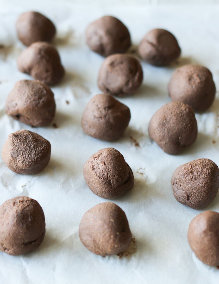 5 Ingredient No Bake Vegan Brownie Balls | www.LiveSimplyNatural.com