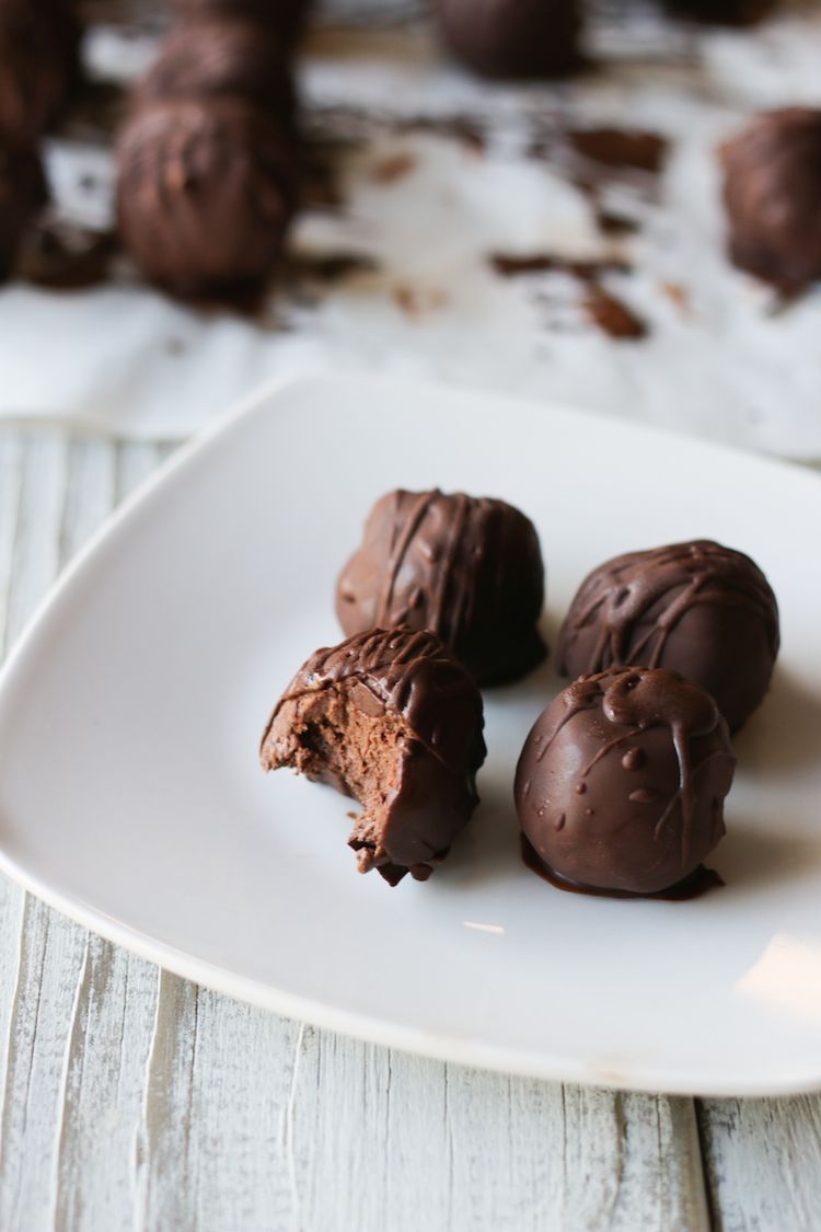 5 Ingredient No Bake Vegan Brownie Balls | www.LiveSimplyNatural.com