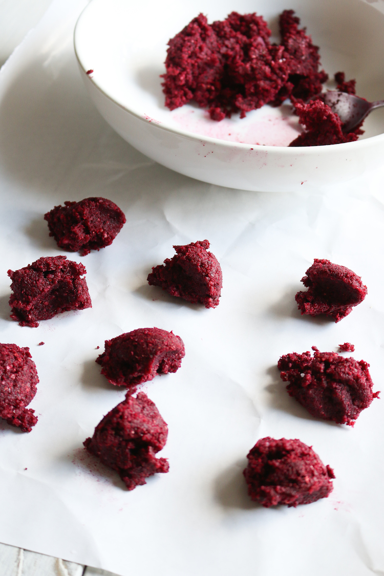 Raw Vegan Red Velvet Beet Bites | www.LiveSimplyNatural.com