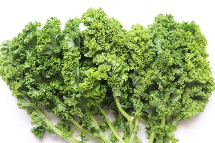 Produce Guide: Kale | www.livesimplynatural.com