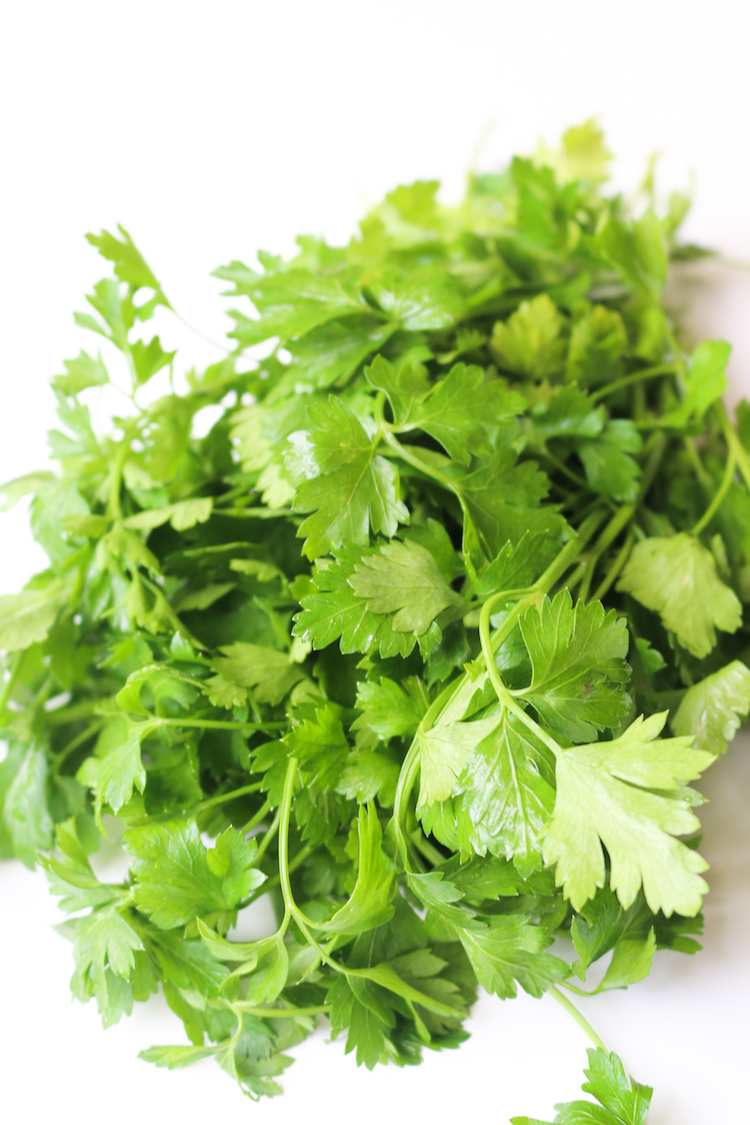 Produce Guide Parsley | www.livesimplynatural.com