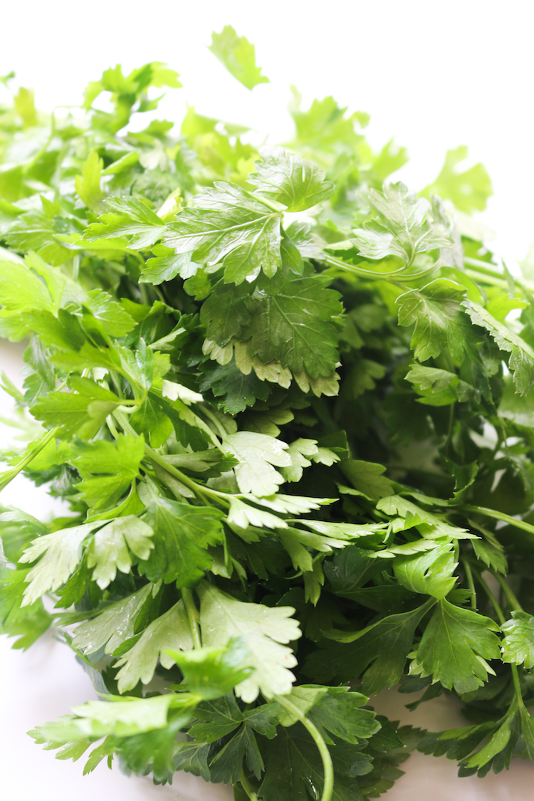 Produce Guide Parsley | www.livesimplynatural.com