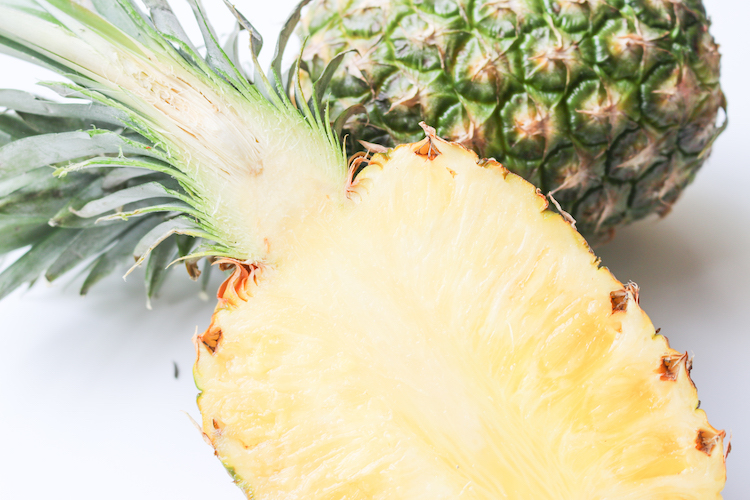 Produce Guide: Pineapples | www.livesimplynatural.com