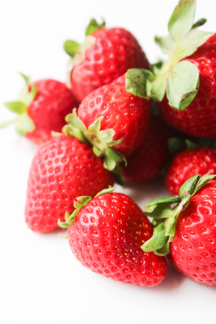 Produce Guide: Strawberries | www.livesimplynatural.com