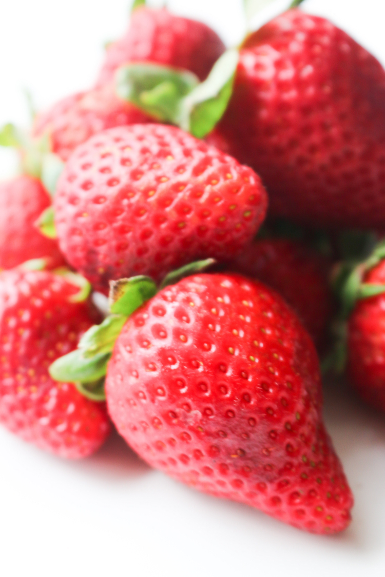 Produce Guide: Strawberries | www.livesimplynatural.com