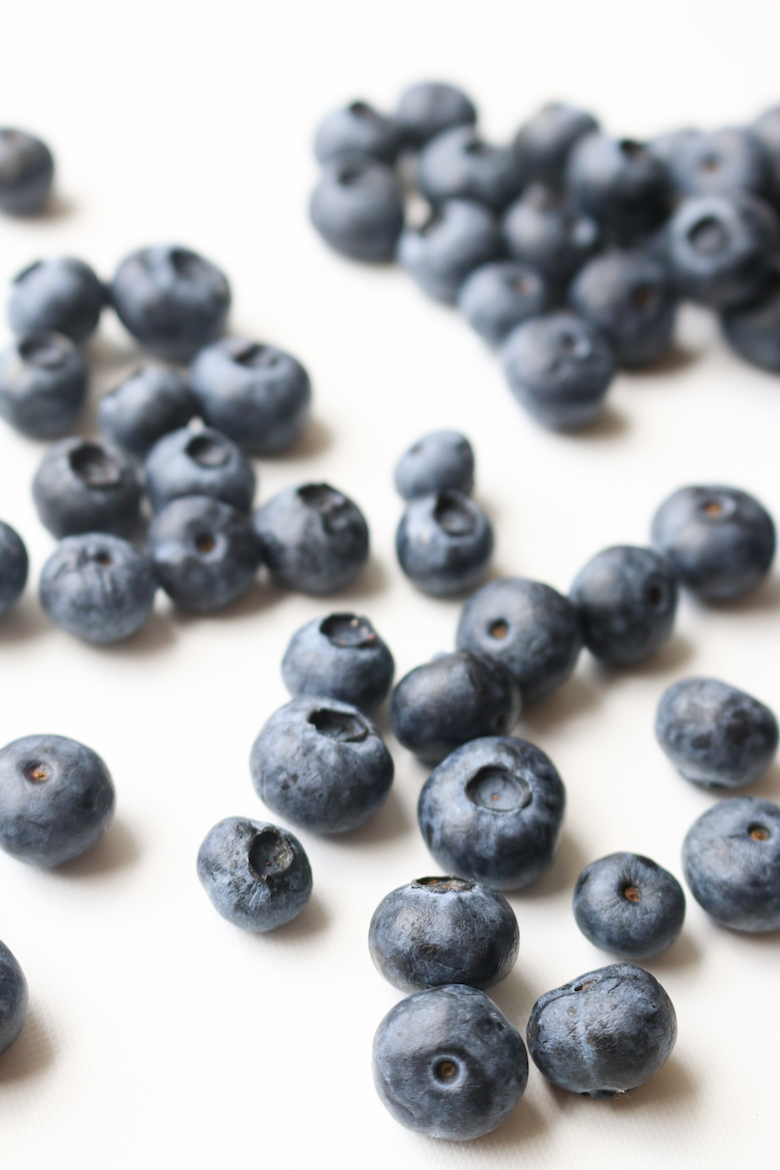 Produce Guide: Blueberries | www.livesimplynatural.com