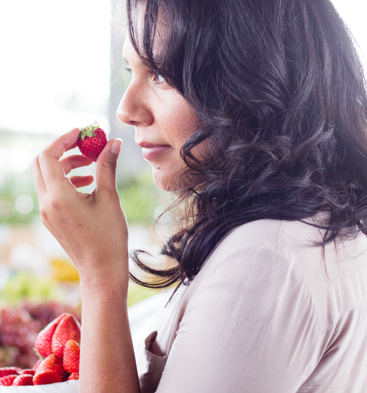 Top 10 Tips for Mindful Eating | www.livesimplynatural.com